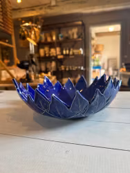 Blå keramikskål löv
