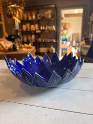 Blå keramikskål löv