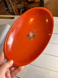 Röd skål på fot