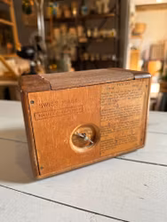 Liten speldosa i form av en radio