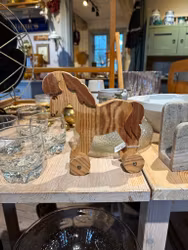 Häst i trä på hjul