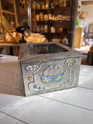 Plåtburk med glas i locket