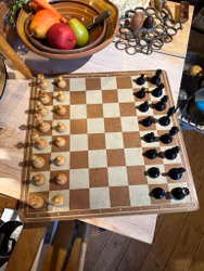 Schackbräde med spelpjäser