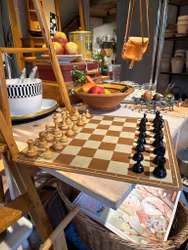 Schackbräde med spelpjäser
