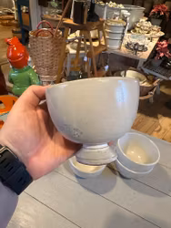 Keramikskålar på fot