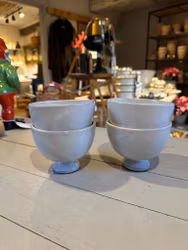 Keramikskålar på fot