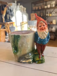 Tomte stående med kruka