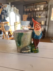 Tomte stående med kruka