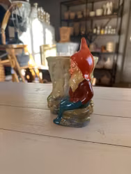 Tomte sittandes med kruka