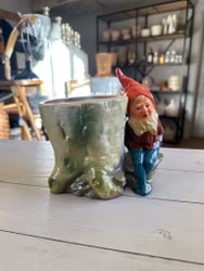 Tomte sittandes med kruka