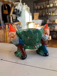 Två tomtar med kruka