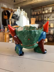 Två tomtar med kruka