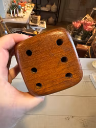 Pennställ i form av en tärning