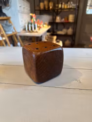 Pennställ i form av en tärning