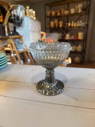 Skål på fot i glas