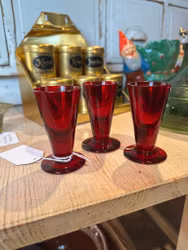 Snapsglas i rött glas, 3st