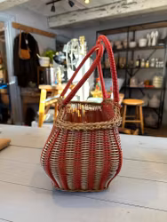 Röd korg med plastband