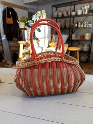 Röd korg med plastband