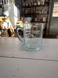 Liten graderad glaskanna