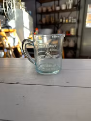 Liten graderad glaskanna