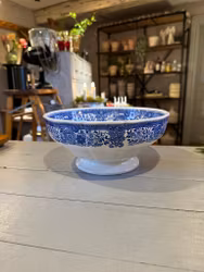 Blåvit skål på ”fot”