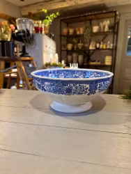 Blåvit skål på ”fot”