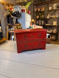 Röd mini-byrå i trä