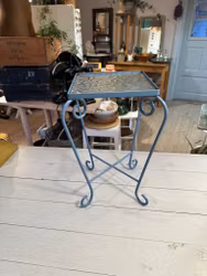 Piedestal i metall med glasskiva