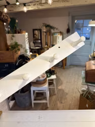 Kroklist/hängare i trä