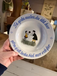 Djup tallrik barnstorlek med text