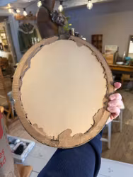 Motiv i guldfärgad ram hus/skog