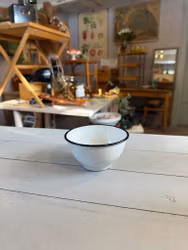 Liten emaljerad skål Kockums vit/svart