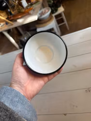 Liten emaljerad skål Kockums vit/svart