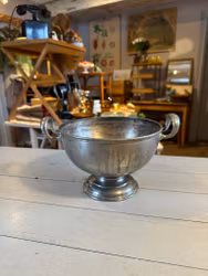 Skål i metall på fot