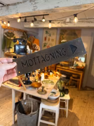 Skylt mottagning, pekar höger