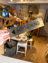 Skylt mottagning, pekar vänster