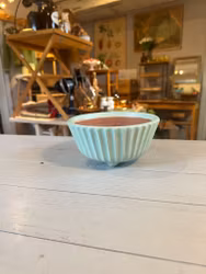 Låg kruka på tre små fötter Gabriel