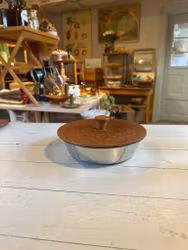 Rostfri skål med teaklock