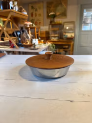 Rostfri skål med teaklock