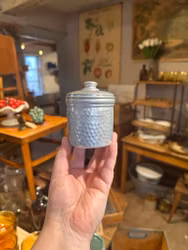 Liten burk med text kardemumma