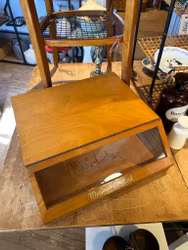 Mölnlyckelåda i trä med glas i locket (endast avhämtning)