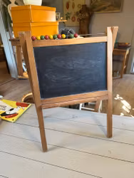 Liten ihopfällbar griffeltavla med kulram upptill