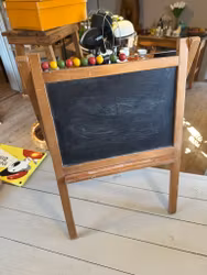 Liten ihopfällbar griffeltavla med kulram upptill