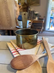 Mässingsskeppa/behållare