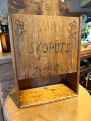 Skoputslåda i trä
