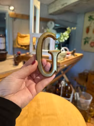 Bokstav G mässing