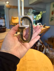 Bokstav G mässing