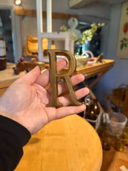 Bokstav R mässing