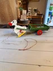 Anka med vagn i trä
