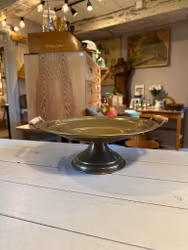 Fat på fot i mässing